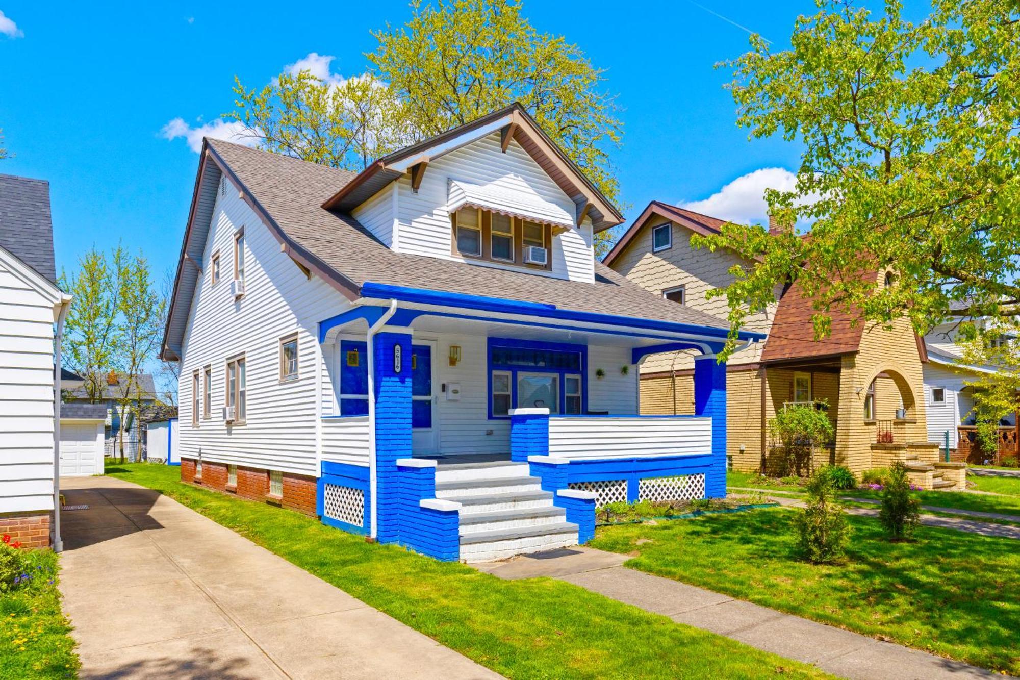 The Sapphire Haven - Your Old Brooklyn Oasis Awaits Families, Couples, Business Travelers Near Downtown With Parking, 300 Mb Wifi & Self Check-In Cleveland Bagian luar foto