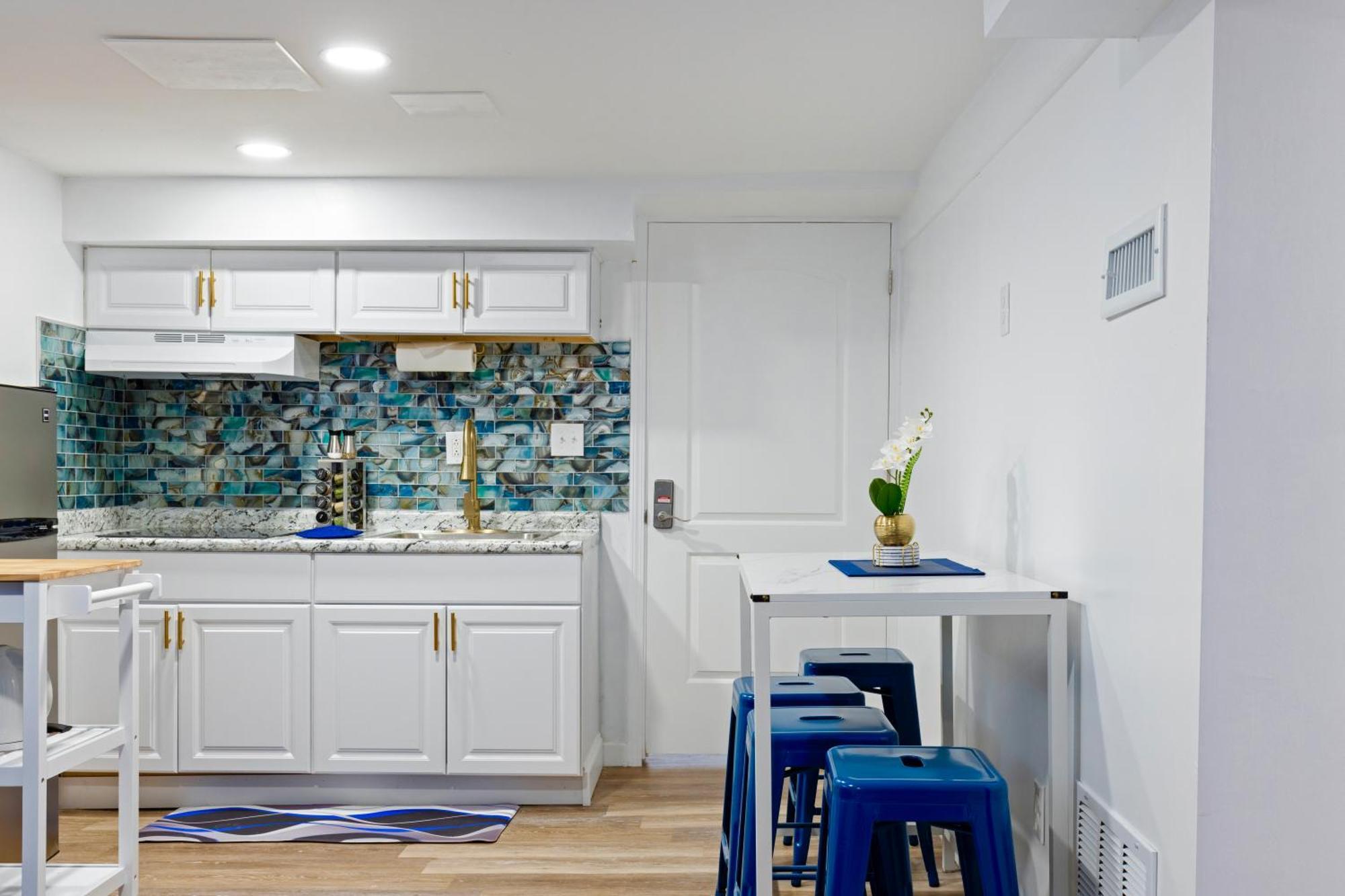 The Sapphire Haven - Your Old Brooklyn Oasis Awaits Families, Couples, Business Travelers Near Downtown With Parking, 300 Mb Wifi & Self Check-In Cleveland Bagian luar foto